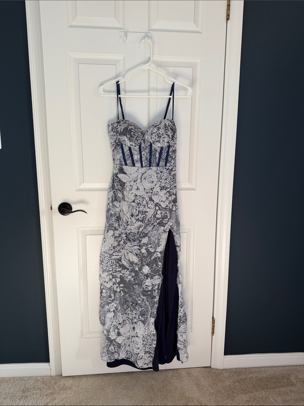 Blue and white dress. Perfect for weddings!